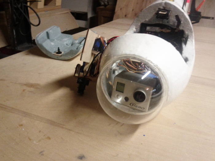 É possível montar até mesmo uma câmera GoPro no nariz do avião. gopro uav